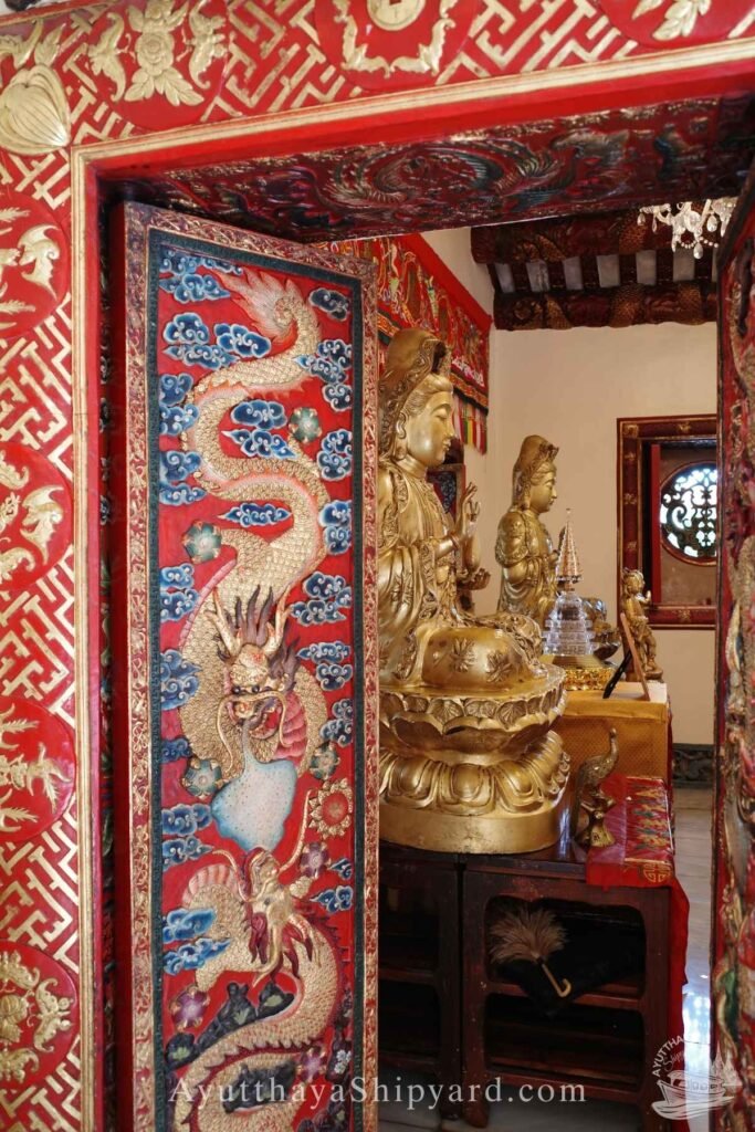 งานศิลปะประตูไม้แกะสลักลายมังกร ภายในวัดพนัญเชิงวรวิหาร
Wooden dragon-carved door art at Wat Phanan Choeng Worawihan, Ayutthaya