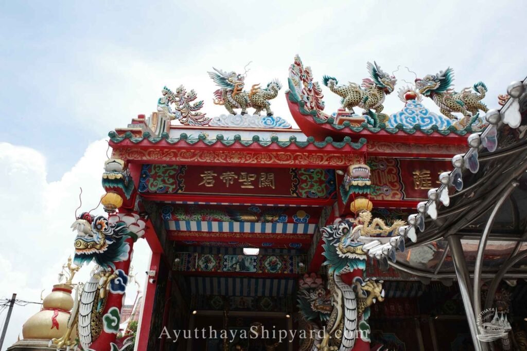 ซุ้มประตูศาลเจ้าพร้อมลวดลายมังกรสีสด
"ซุ้มประตูศาลเจ้าลวดลายมังกรสีสด วัดพนัญเชิงวรวิหาร"
"Colorful dragon-decorated shrine gate at Wat Phanan Choeng, Ayutthaya"