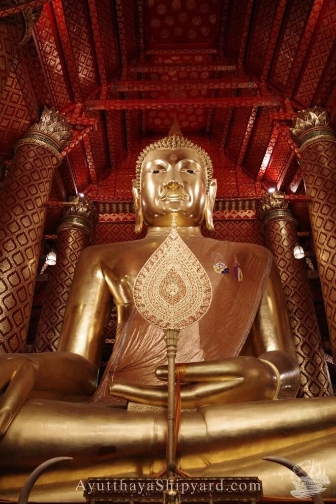 พระพุทธไตรรัตนนายก (หลวงพ่อโต) ภายในวัดพนัญเชิงวรวิหาร อยุธยา Wat Phanan Choeng, วัดพนัญเชิงวรวิหาร, Ayutthaya temple, Buddha image, Chinese shrine Phra Phuttha Trairattananayok (Luang Pho To) at Wat Phanan Choeng Worawihan, Ayutthaya
