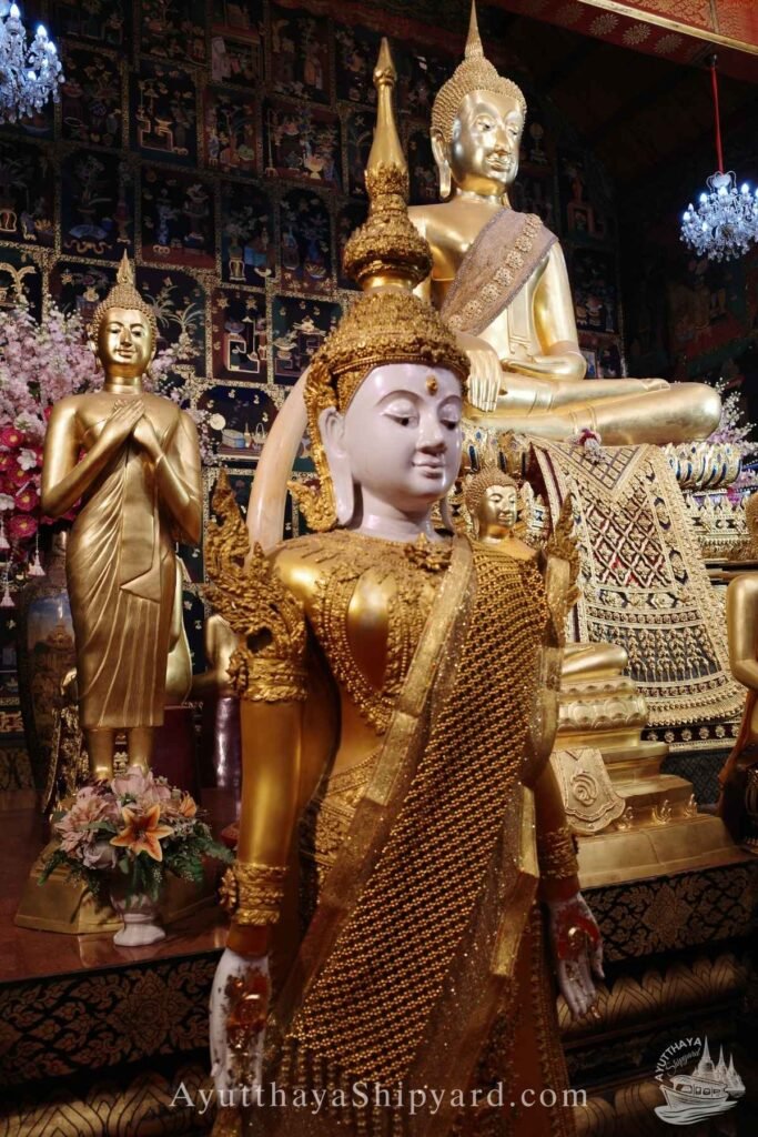 พระพุทธไตรรัตนนายก (หลวงพ่อโต) ภายในวัดพนัญเชิงวรวิหาร อยุธยา
Phra Phuttha Trairattananayok (Luang Pho To) at Wat Phanan Choeng Worawihan, Ayutthaya

นักท่องเที่ยวกราบไหว้พระพุทธรูปภายในโบสถ์วัดพนัญเชิงวรวิหาร
Tourist paying respect to Buddha statues inside Wat Phanan Choeng Worawihan, Ayutthaya